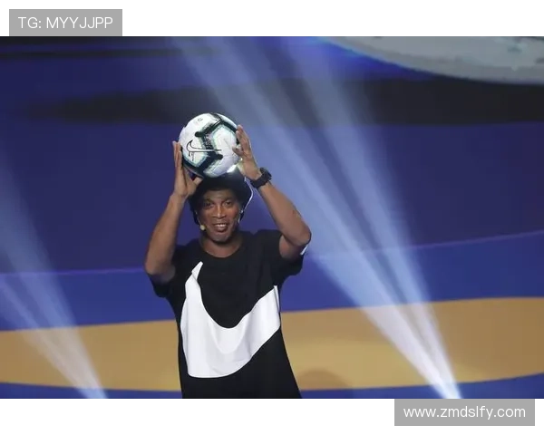 足球明星化身路人街头踢球惊现球技引围观热潮