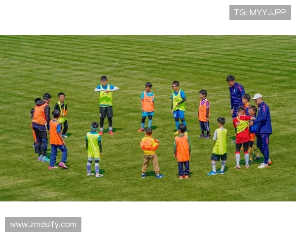 足球明星在训练场上的精彩瞬间内景照片展示他们的激情与努力 足球明星在训练场上的精彩瞬间内景照片展示他们的激情与努力